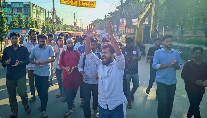হাসিনার ফাঁসির রায়ে রংপুরে আনন্দ মিছিল ও মিষ্টি বিতরণ
