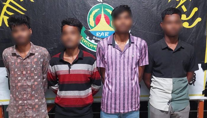 ৩০০ ফিটে বাইক ডাকাতির ঘটনায় গ্রেপ্তার ৪
