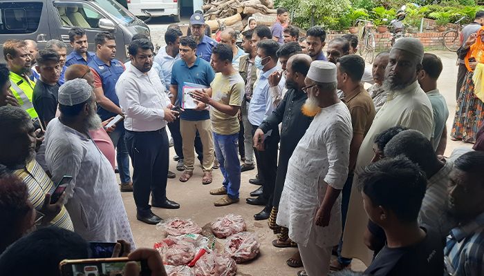 হোটেলে সরবরাহের সময় পচা মাংসসহ আটক ১, জরিমানা