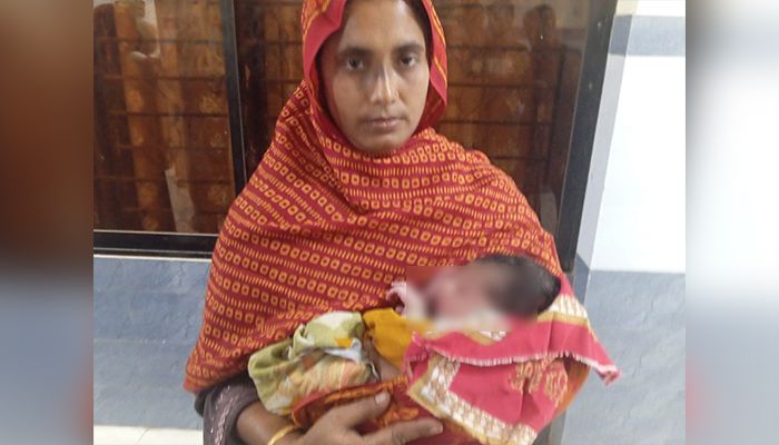 সড়কের ধারে জন্ম নেওয়া শিশুকে রেখে উধাও মা, এলাকায় চাঞ্চল্য