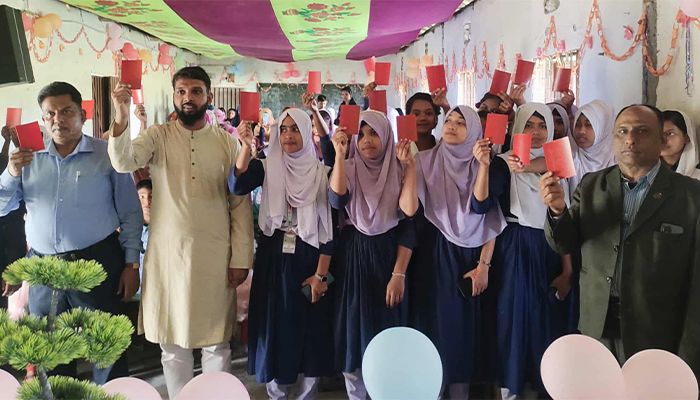মা সমাবেশে বাল্যবিয়ে প্রতিরোধে ‘লাল কার্ড’ প্রদর্শন