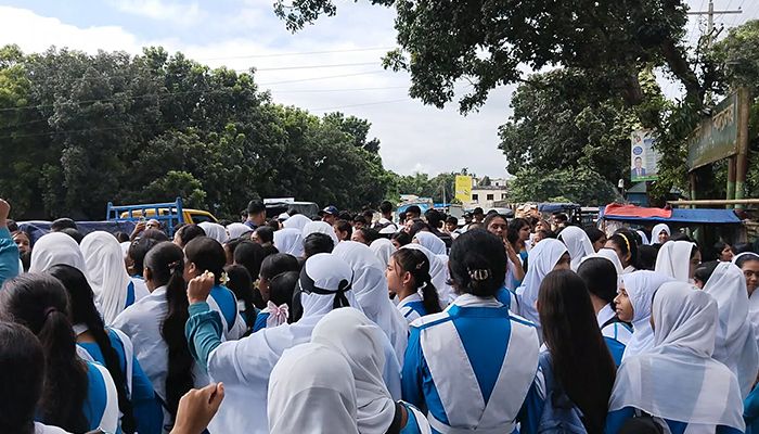 শিক্ষক লাঞ্ছনার ঘটনায় শিক্ষার্থীদের সড়ক অবরোধ