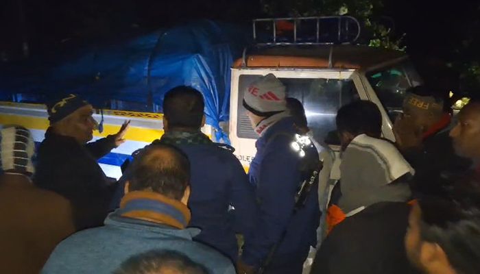 পাচারের সময় ট্রাকসহ ৮০ বস্তা সার জব্দ, পুলিশে সোপর্দ