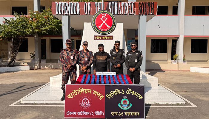 যৌথ অভিযানে এক লাখ ইয়াবাসহ পাচারকারী আটক