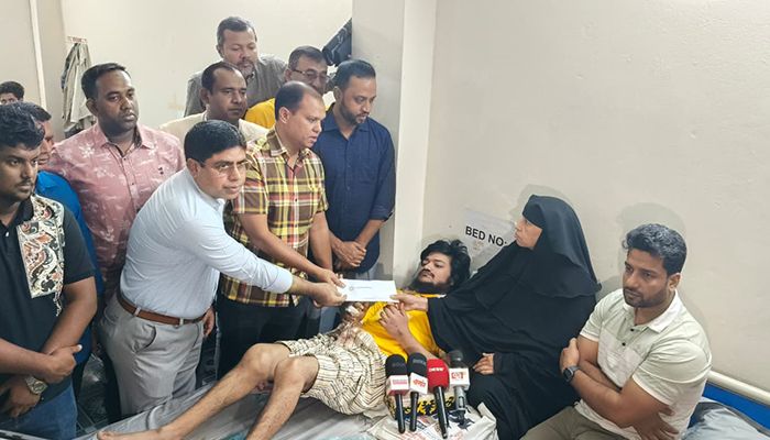 ক্যান্সার আক্রান্ত মা ও তার পঙ্গু ছেলের পাশে তারেক রহমান