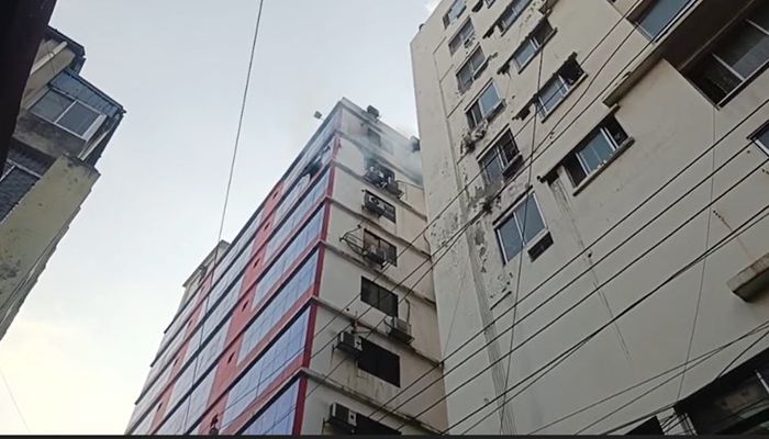 বিজয়নগরে বহুতল ভবনে আগুন