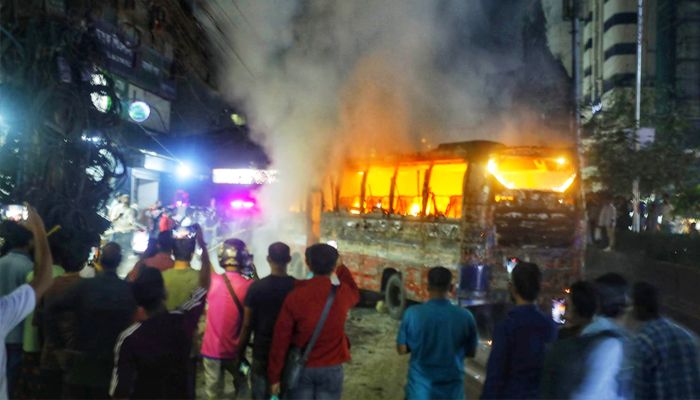 মহাখালীতে চলন্ত বাসে আগুন