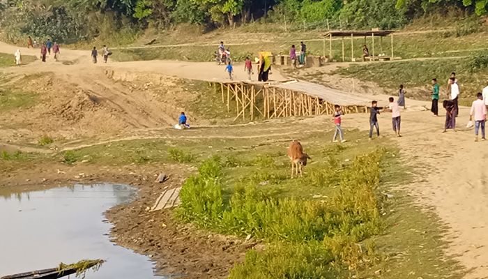 সেতুর অভাবে ভোগান্তিতে দুই জেলার লাখো মানুষ