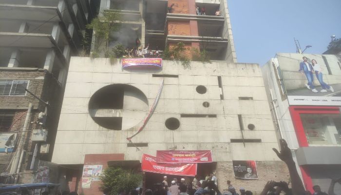 ফের আওয়ামী লীগ কার্যালয়ে  আগুন, ভাস্কর্য ভাঙচুর