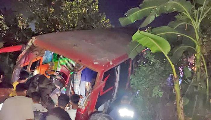 সীতাকুণ্ডে যাত্রীবাহী বাস খাদে পড়ে নিহত ৫