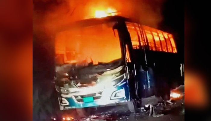 আমতলীতে মধ্যরাতে স্বর্ণা পরিবহনের বাসে আগুন, আটক ৫ 