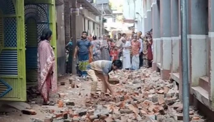 আড়াইহাজারে ভূমিকম্পে ভাঙল একাধিক বাড়ির দেয়াল, আহত ৬