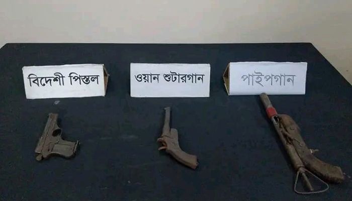 বাঘার পদ্মা চরে র‍্যাবের অভিযানে ৩টি আগ্নেয়াস্ত্র উদ্ধার