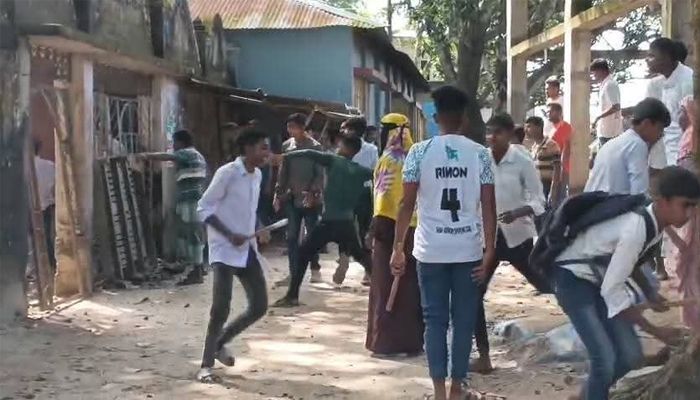 শিক্ষার্থীদের তাড়া খেয়ে পালালেন প্রধান শিক্ষক!