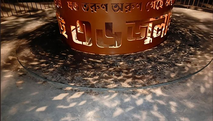 বরগুনায় জুলাই শহীদ স্মৃতি স্তম্ভে অগ্নিসংযোগ