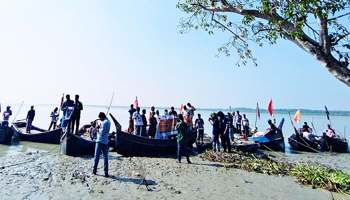 জলবায়ু পরিবর্তনে ক্ষতিপূরণের দাবিতে নৌকা র‌্যালি 