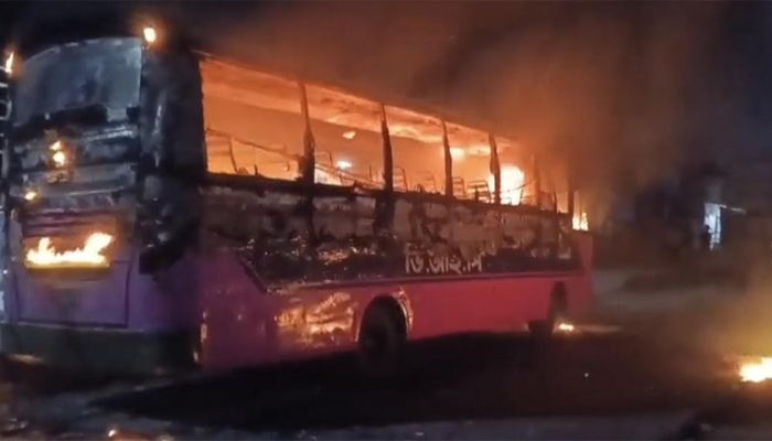 গাজীপুরে দাঁড়িয়ে থাকা আরও একটি বাসে অগ্নিসংযোগ 