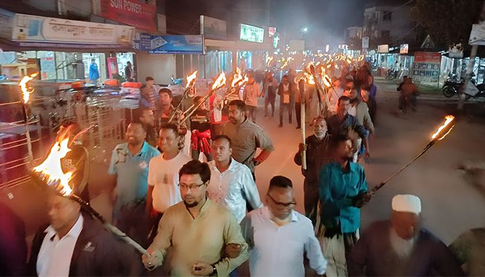 বিএনপি প্রার্থীর মনোনয়ন বাতিলের দাবিতে মশাল মিছিল, আন্দোলনের হুশিয়ারি