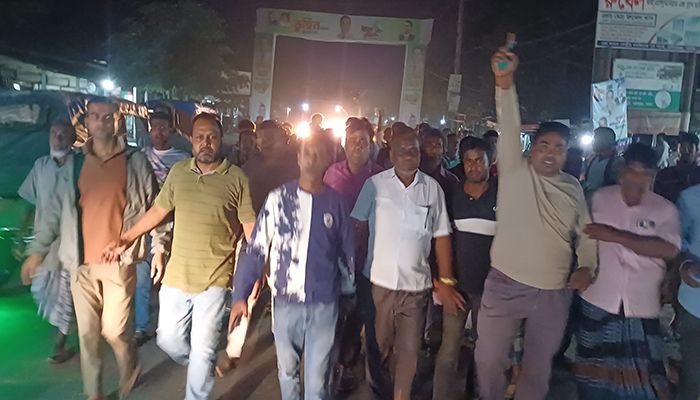 চাটমোহরে শ্রমিকদল নেতার চাঁদাবাজির বিরুদ্ধে  বিক্ষোভ