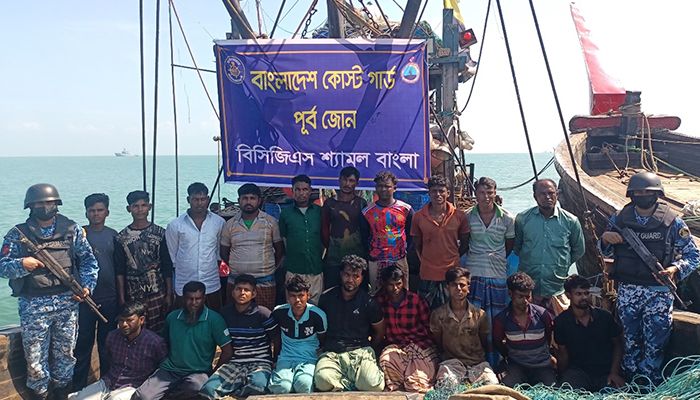 কক্সবাজারে অবৈধ ট্রলিং বোট ও থাই জালসহ ১৯ জেলে আটক