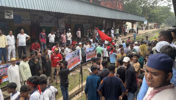নতুন ট্রেন চালুসহ ৮ দাবিতে অবরোধ-বিক্ষোভ