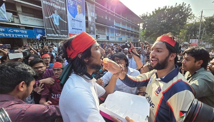 শেখ হাসিনার ফাঁসির রায়ে ঢাবিতে আনন্দ মিছিল