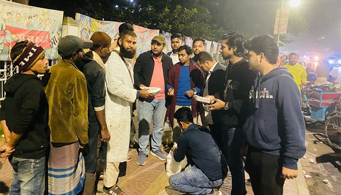 খালেদা জিয়ার সুস্থতা কামনায় ঢাবিতে অসহায়দের মধ্যে খাবার বিতরণ