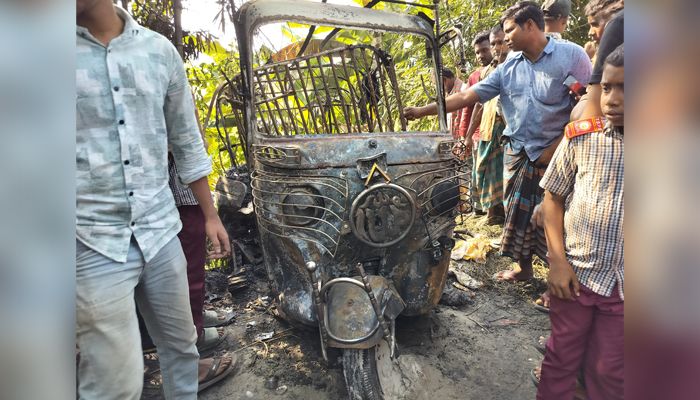 মাইক্রোবাসের ধাক্কায় সিএনজিতে আগুন, পুড়ে এক যাত্রীর মৃত্যু