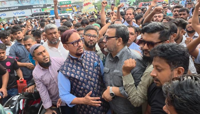 বিকাল ৪টার আগে হকার বসলেই আইনানুগ ব্যবস্থা: চসিক মেয়র