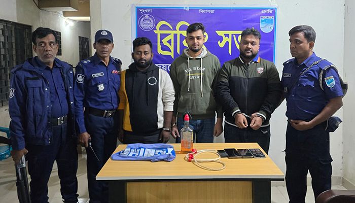 গাজীপুরে বোমা তৈরি সরঞ্জামসহ ছাত্রলীগ ও স্বেচ্ছাসেবক লীগের ৩ নেতা আটক