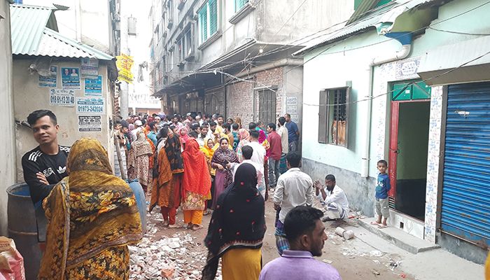 গাজীপুরে স্ত্রীর গলাকাটা মরদেহের পাশে পড়ে ছিলেন আহত স্বামী