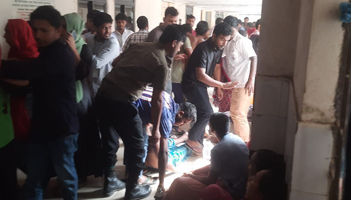 তাড়াহুড়ো করে নামতে গিয়ে শতাধিক পোশাক শ্রমিক আহত