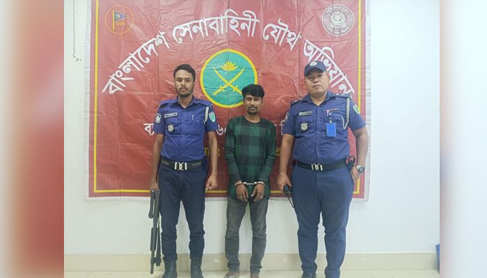 আর্মি ক্যাম্পের অভিযানে ছিনতাইকারী গ্রেপ্তার, উদ্ধার স্মার্টফোন