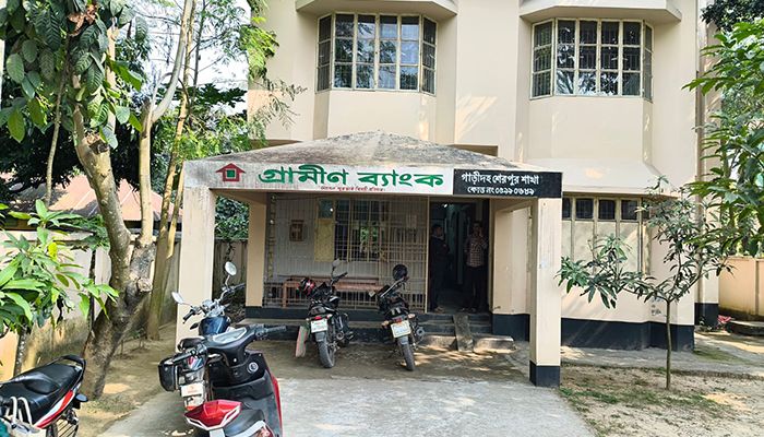 বগুড়ায় গ্রামীণ ব্যাংকের সাইনবোর্ডে অগ্নিসংযোগ