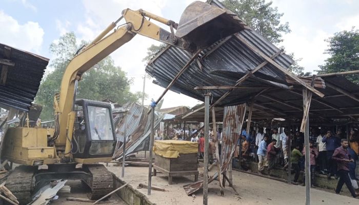 হাতীবান্ধায় সরকারি জমি দখল করে নির্মিত অবৈধ স্থাপনা উচ্ছেদ