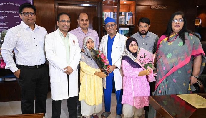 সাড়ে তিন মাস চিকিৎসা শেষে বাড়ি ফিরলো যমজ দুই শিশু
