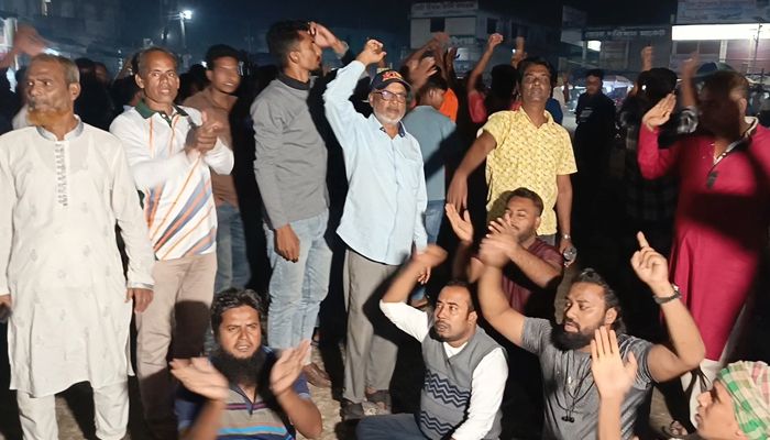 বিএনপির মনোনয়ন বাতিলের দাবিতে রাস্তায় টায়ার জ্বালিয়ে বিক্ষোভ