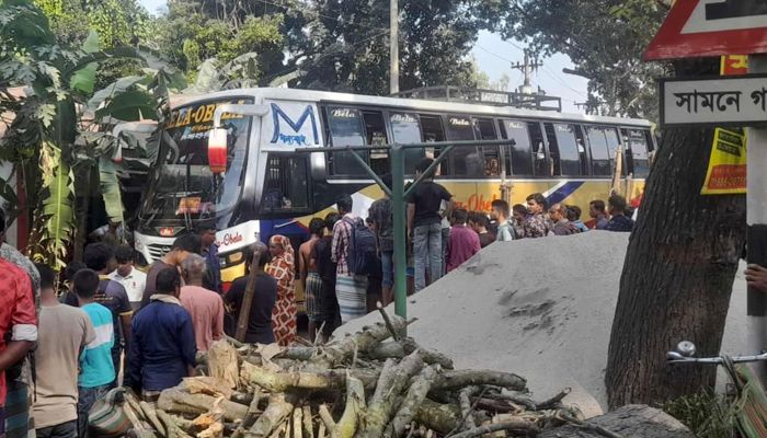 রংপুরে বাসের চাকায় পিষ্ট হয়ে বাদাম বিক্রেতার মৃত্যু
