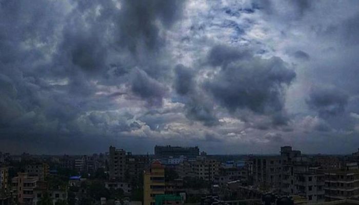 আজও মেঘলা ঢাকার আকাশ