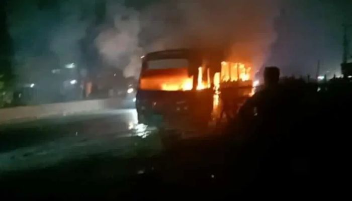আশুলিয়ায় দাঁড়িয়ে থাকা বাসে আগুন দিয়েছে দুর্বৃত্তরা