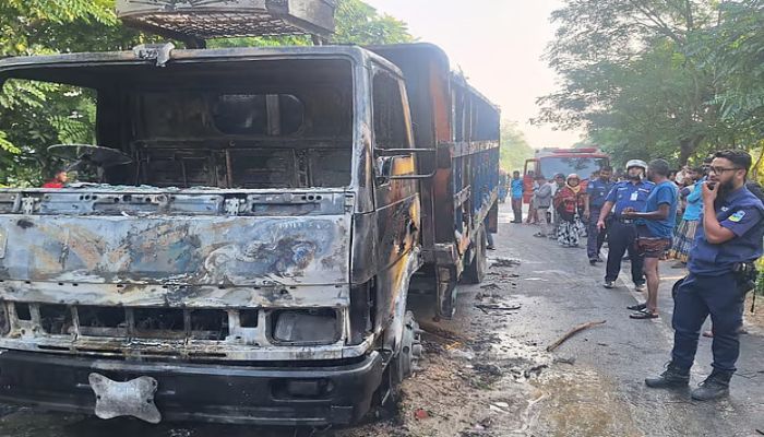 পদ্মা সেতুর সামনে এক্সপ্রেসওয়ে অবরোধ, ট্রাকে আগুন
