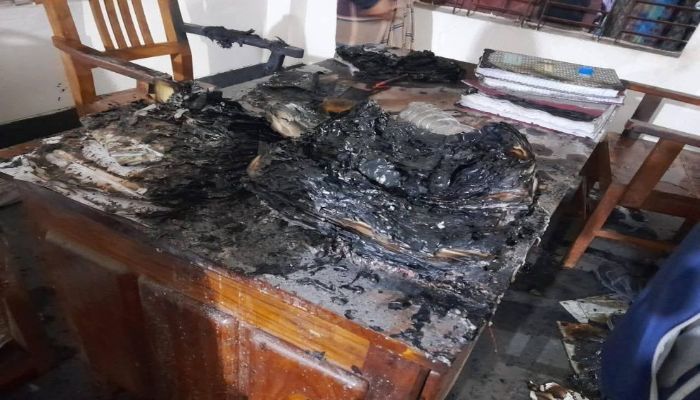 মাগুরায় মধ্য রাতে গ্রামীণ ব্যাংকে দুর্বৃত্তদের আগুন