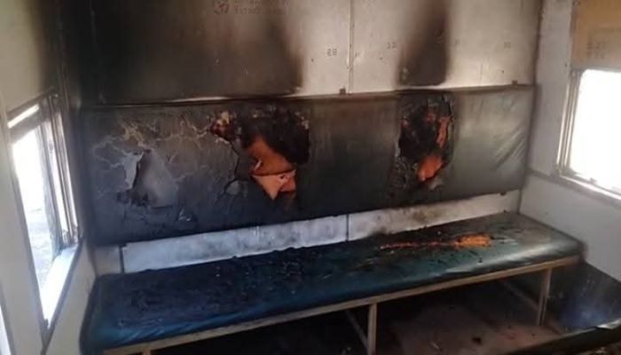 ময়মনসিংহে ওয়াশপিটে দাঁড় করানো ট্রেনের বগিতে আগুন