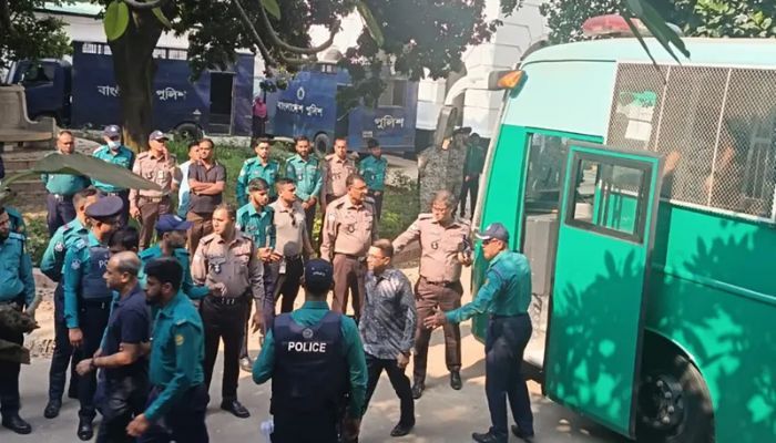 দুই মামলায় ট্রাইব্যুনালে হাজির ১৩ সেনা কর্মকর্তা