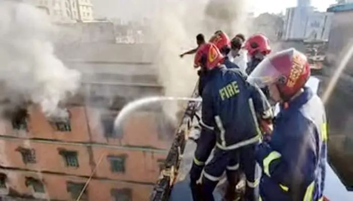 চট্টগ্রামে সোয়েটারের গোডাউনে আগুন, নিয়ন্ত্রণে ৭ ইউনিট 
