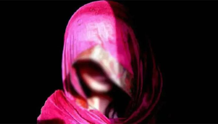 বিয়ের দাবিতে ৯ দিন ধরে প্রেমিকের বাড়িতে অনশনে তরুণী