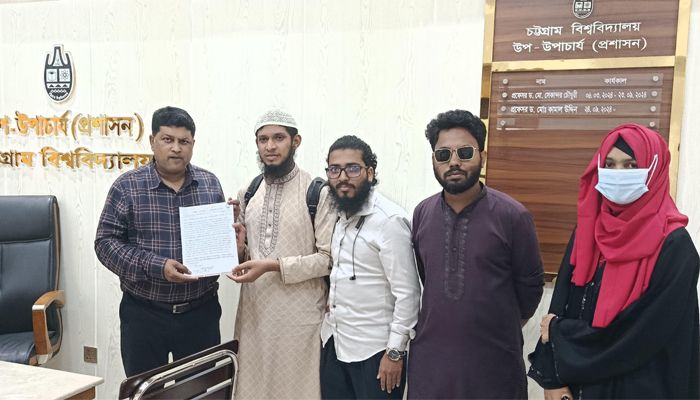 নারী শিক্ষার্থীদের জন্য সংরক্ষিত বগির দাবিতে ৪ হাজার শিক্ষার্থীর গণস্বাক্ষর