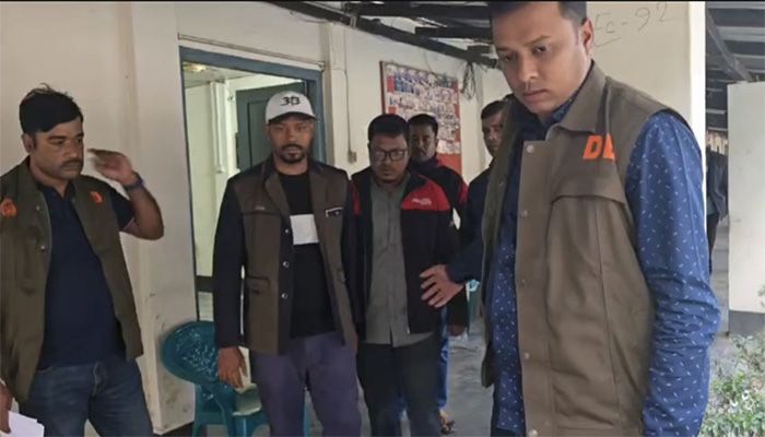 যশোরে ভারতীয় ৩১৭টি সিম কার্ডসহ যুবক আটক