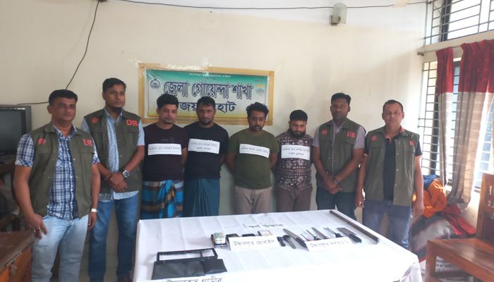 ডাকাতির তিন মামলায় গ্রেপ্তার চার, প্রাইভেট কারসহ অলংকার জব্দ