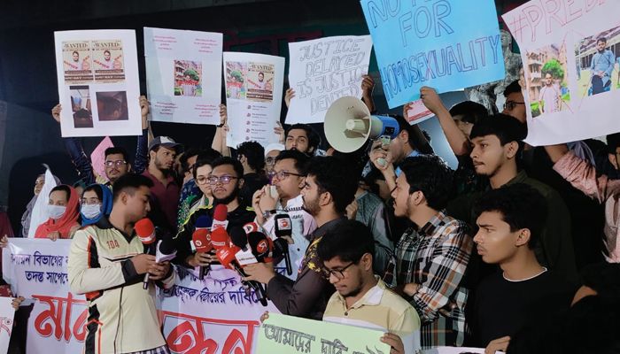 ঢাবিতে বিকৃত যৌনাচারের দায়ে আটক শিক্ষকের বিচার দাবিতে অবস্থান কর্মসূচি 